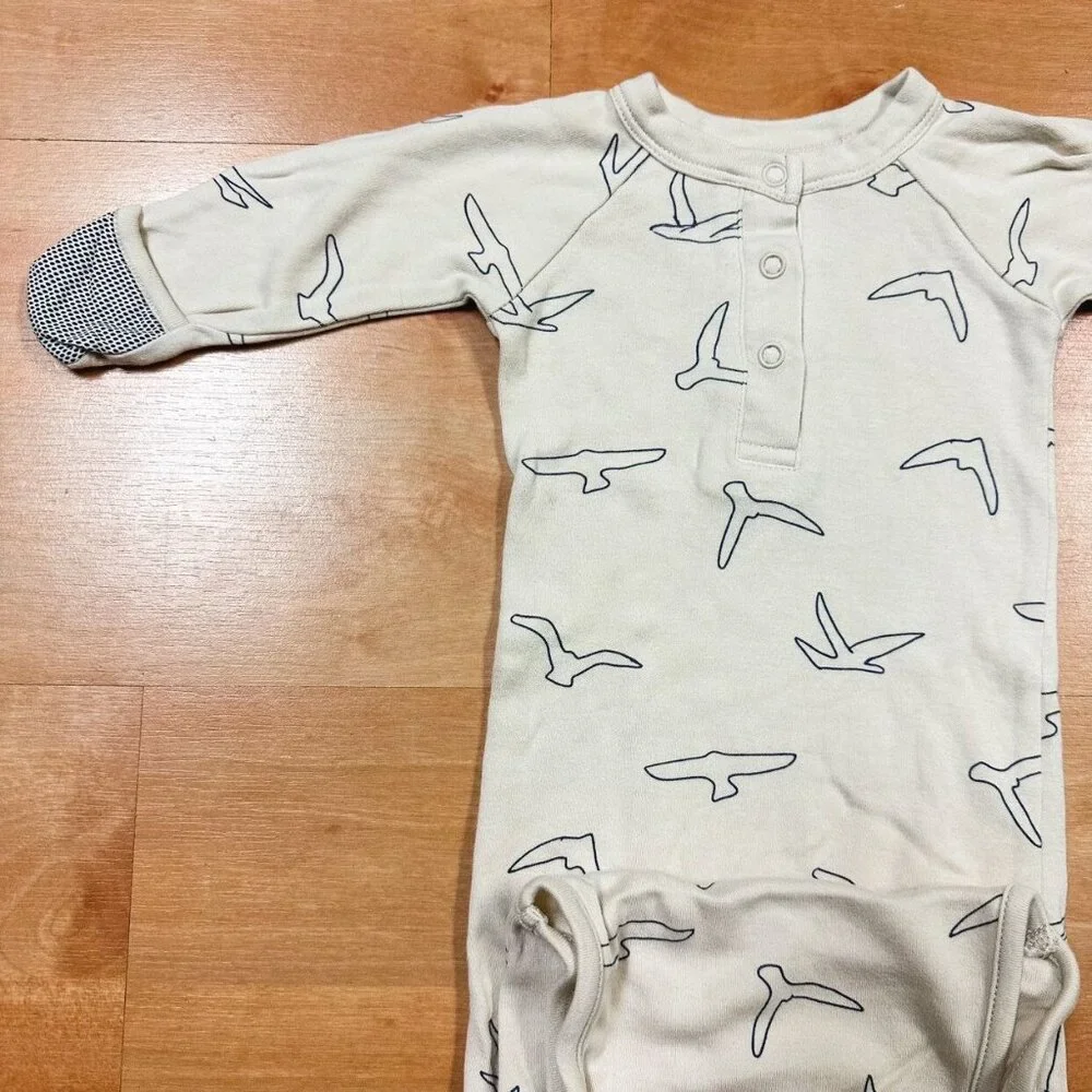 Goumi Unisex Cream Gray Seagull Print Going Home Knotted Gown & Hat Set 0-3M